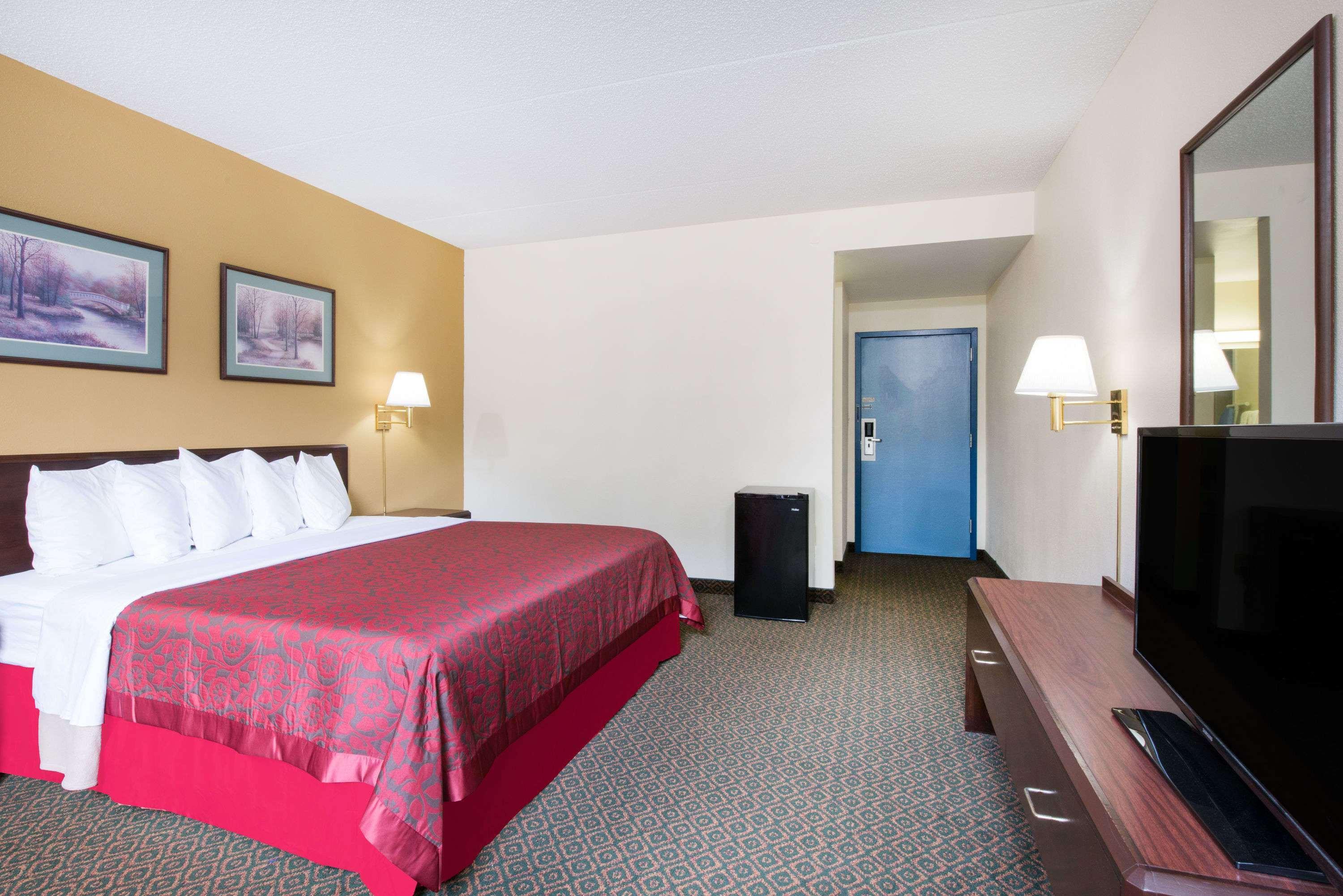 Days Inn By Wyndham Chambersburg Exterior photo